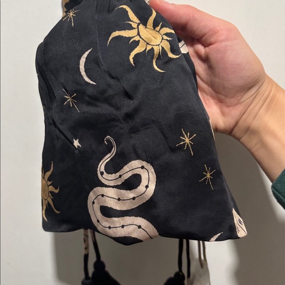 ‼️CLEOBELLA sleep mask & scrunchy set‼️ - Picture 5 of 5